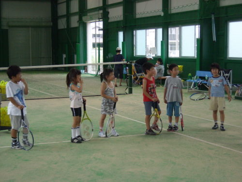 テニスの練習をする子供達