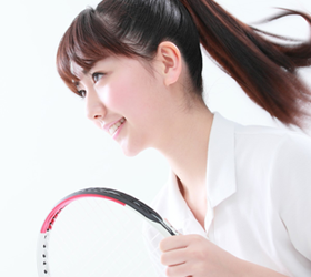 テニスラケットを持つ女性